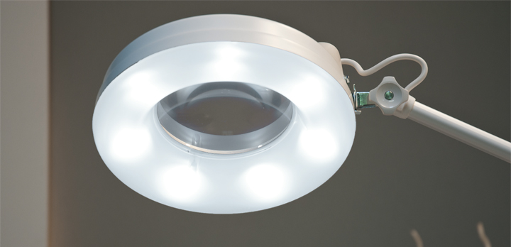 Hier sehen Sie das Produkt Lupenlampe De Luxe PLUS LED | schwarz aus der Kategorie Lampen. Ein Artikel erhältlich bei MTR Equipments.